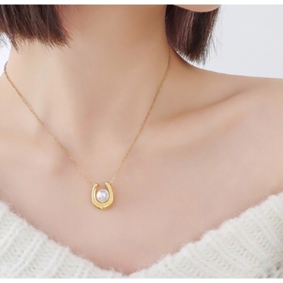 New!! 18k-Plated Simulated Pearl Pendant Necklace. Stainless Steel. - Picture 3 of 7